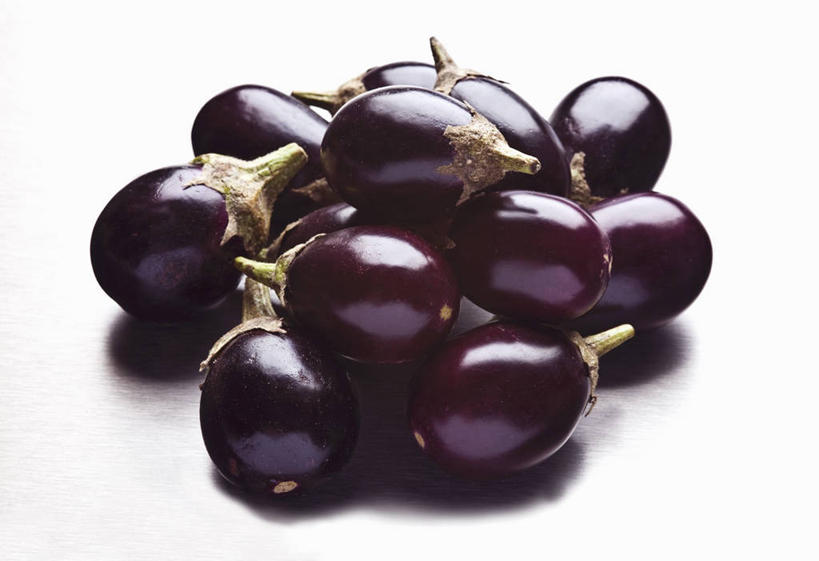 无人,横图,俯视,室内,特写,白天,白色背景,桌面,桌子,茄子,蔬菜,一堆,许多,阴影,堆叠,堆积,新鲜,反射,木制,影子,食品,食物,木制品,摄影,有机食品,绿色食品,影棚,堆,落苏,酪酥,昆仑瓜,矮瓜,彩图,高角度拍摄,影棚拍摄,拍摄