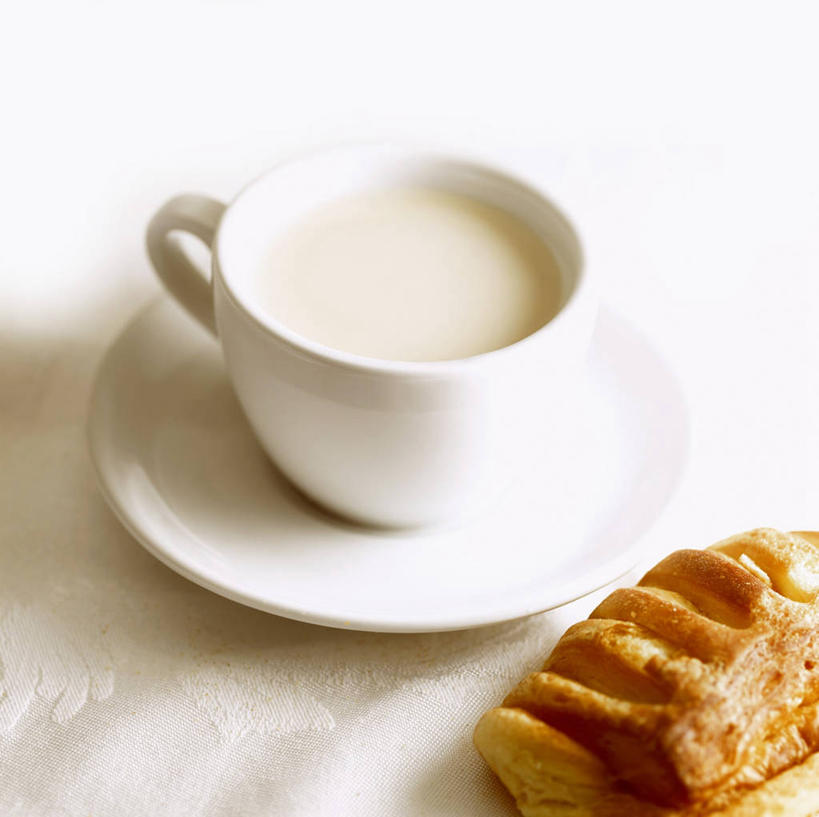 点心,面包,牛奶,无人,横图,俯视,室内,特写,白天,白色背景,桌面,桌子,杯子,餐具,阴影,反射,木制,碟子,盘,影子,陶瓷,食品,面点,陶瓷制品,饮品,营养,食物,糕点,饮料,盘子,马克杯,木制品,水杯,碟,摄影,影棚,乳制品,奶,牛乳,安神,彩图,高角度拍摄,影棚拍摄,拍摄