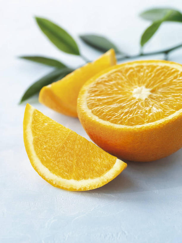 无人,竖图,俯视,室内,特写,白天,白色背景,桌面,桌子,水果,叶子,切开,阴影,朦胧,模糊,新鲜,反射,木制,影子,生食,食品,果实,绿叶,食物,木制品,切,嫩叶,摄影,有机食品,绿色食品,影棚,甜橙,剖面,切面,叶,叶片,橙子,橙,彩图,高角度拍摄,影棚拍摄,拍摄,鹄壳,黄橙,黄果,金橙,金环,金球,糖橙