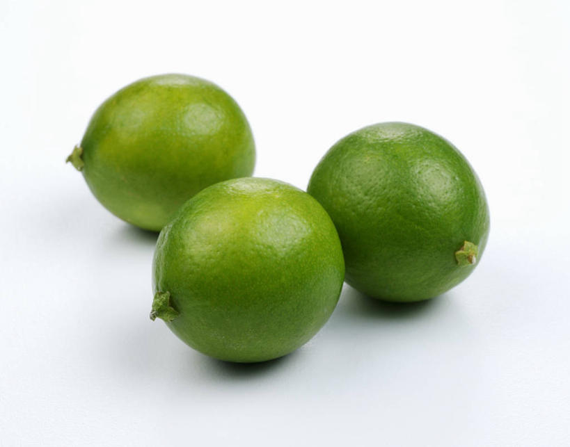 无人,横图,俯视,室内,特写,白天,白色背景,桌面,桌子,水果,阴影,新鲜,反射,木制,影子,生食,食品,果实,食物,三个,木制品,摄影,有机食品,绿色食品,影棚,酸橙,代代,橙子,橙,彩图,高角度拍摄,影棚拍摄,拍摄