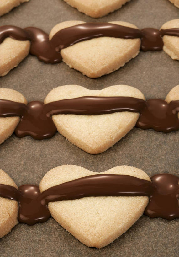 点心,无人,竖图,俯视,室内,特写,白天,爱情,一排,许多,阴影,灰色背景,爱心,整齐,并列,并排,反射,影子,食品,糖,糖果,甜点,甜品,曲奇,浪漫,食物,排列,饼干,甜食,零食,巧克力,温暖,温馨,心形,恩爱,摄影,影棚,朱古力,和睦,队列,平行,曲奇饼,曲奇饼干,巧克力曲奇,心型,彩图,高角度拍摄,影棚拍摄,拍摄,融洽