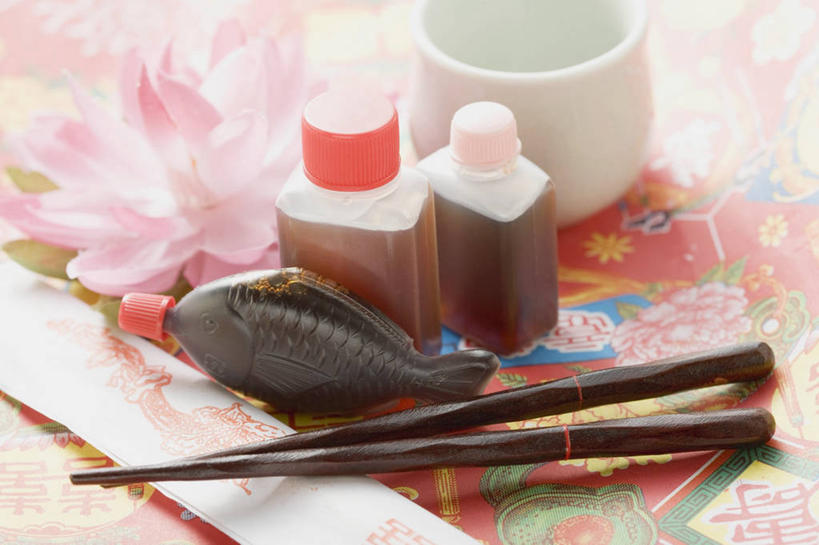 无人,横图,俯视,室内,特写,白天,筷子,桌面,桌子,杯子,餐具,一双,阴影,盛开,反射,木制,布料,影子,陶瓷,调料,陶瓷制品,调味品,调味料,花蕾,布纹,文化,传统,酱油,桌布,花,花瓣,花朵,鲜花,三个,餐巾,木制品,瓶子,水杯,塑料制品,台布,花苞,花蕊,塑料瓶,摄影,影棚,礼节,礼仪,豉油,茶杯,进餐用具,彩图,高角度拍摄,影棚拍摄,拍摄