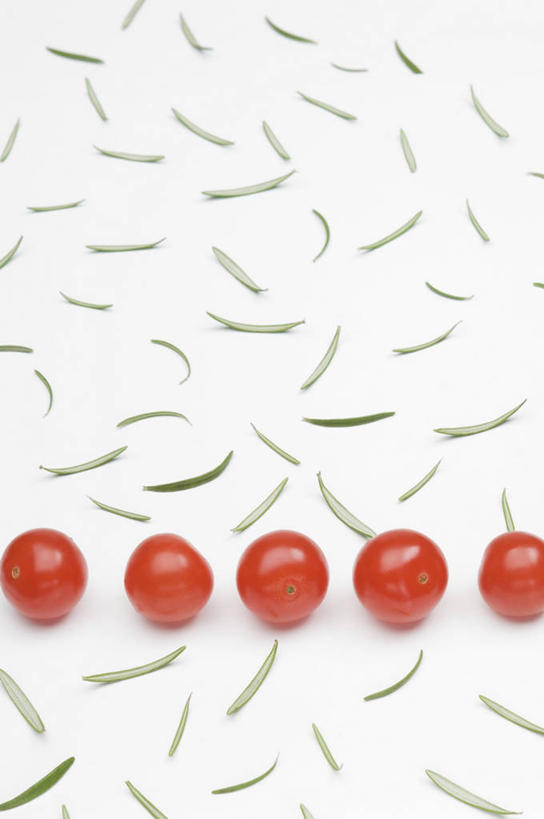 无人,竖图,俯视,室内,特写,白天,白色背景,桌面,桌子,蔬菜,西红柿,小番茄,五个,一排,许多,阴影,新鲜,整齐,散落,反射,木制,影子,食品,食物,排列,木制品,摄影,有机食品,绿色食品,影棚,迷迭香,队列,海洋之露,小西红柿,樱桃小番茄,珍珠小番茄,樱桃番茄,圣女果,番茄,彩图,高角度拍摄,影棚拍摄,拍摄