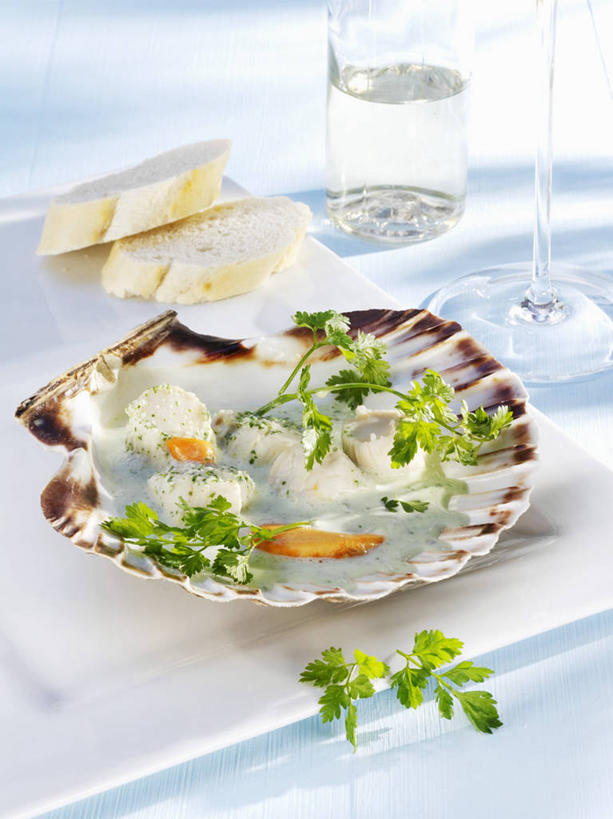 海鲜,无人,竖图,俯视,室内,特写,白天,白色背景,水,桌面,桌子,芹菜,蔬菜,杯子,阴影,新鲜,反射,木制,液体,影子,食品,扇贝,饮用水,水产,海洋生物,玻璃制品,食物,一个,木制品,水杯,矿泉水,摄影,有机食品,绿色食品,影棚,单个,水生动物,海产品,水生物,蒸馏水,海底动物,轮峰菊,山萝卜,松虫草,紫盆花,玻璃杯,药芹,水芹,旱芹,彩图,高角度拍摄,影棚拍摄,拍摄