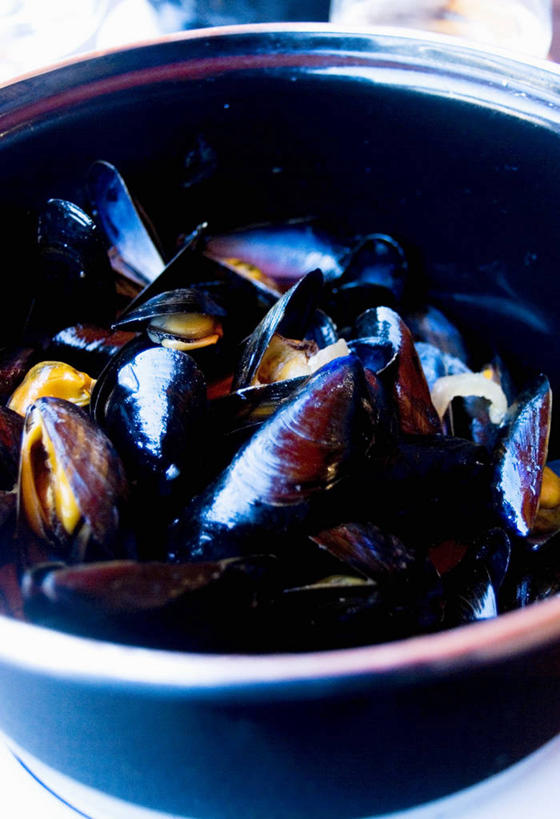 海鲜,无人,竖图,俯视,室内,特写,白天,烹饪,贝壳,厨具,一堆,许多,阴影,堆叠,堆积,反射,炖锅,锅子,影子,陶瓷,陶瓷制品,锅,水产,海洋生物,一个,摄影,影棚,单个,锅具,堆,水生动物,海产品,贻贝,水生物,海底动物,烹饪用具,海虹,淡菜,壳菜,青口,烹调用具,烹调,彩图,高角度拍摄,影棚拍摄,拍摄