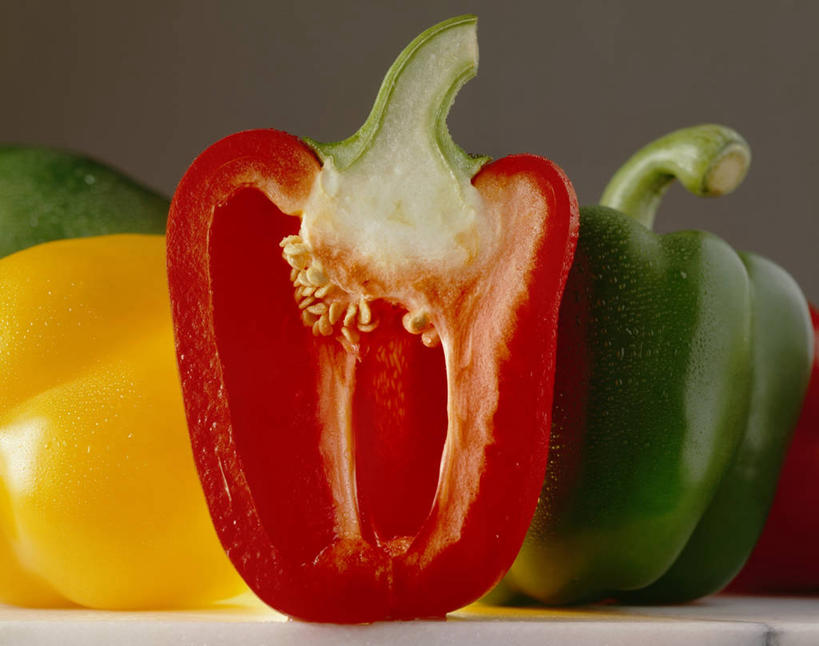 无人,横图,室内,特写,白天,正面,辣椒,蔬菜,切开,阴影,灰色背景,新鲜,反射,影子,食品,食物,黄色,红色,绿色,切,摄影,有机食品,绿色食品,影棚,剖面,彩椒,切面,辣角,红海椒,大椒,辣虎,广椒,甜椒,柿子椒,辣子,海椒,番椒,灯笼椒,彩图,影棚拍摄,拍摄