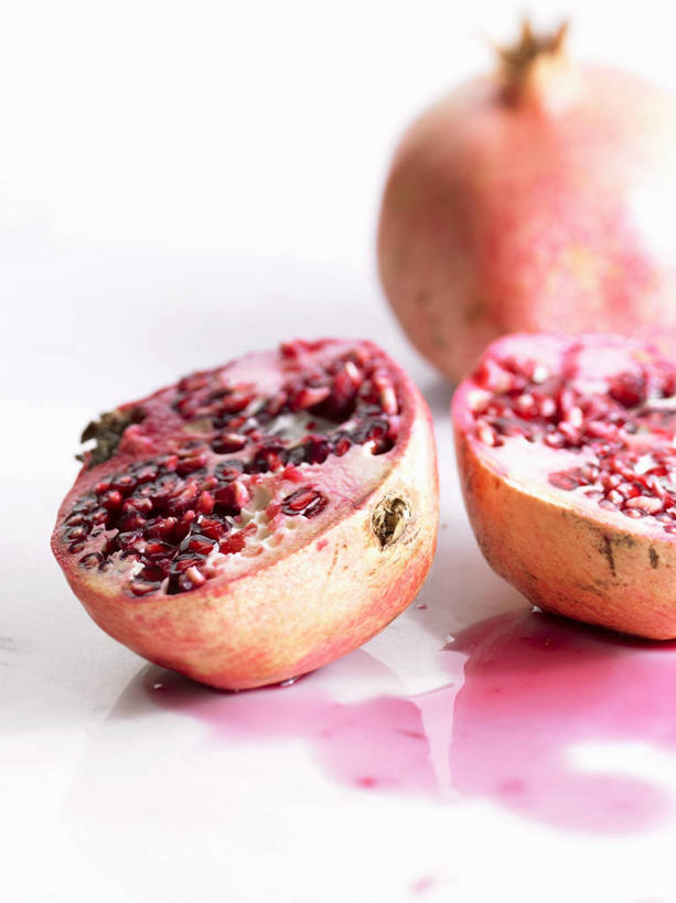 无人,竖图,俯视,室内,特写,白天,白色背景,桌面,桌子,石榴,水果,切开,阴影,朦胧,模糊,新鲜,反射,木制,影子,生食,食品,果实,食物,两个,木制品,切,摄影,有机食品,绿色食品,影棚,剖面,切面,涂林,若榴,金罂,金庞,丹若,安石榴,彩图,高角度拍摄,影棚拍摄,拍摄