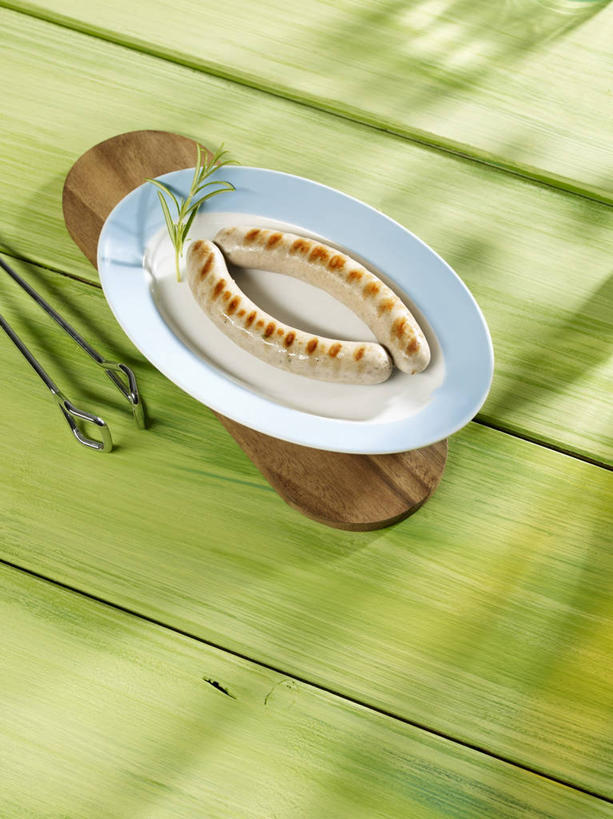 无人,竖图,俯视,室内,特写,白天,烧烤,桌面,桌子,餐具,两根,阴影,反射,木制,碟子,盘,影子,勺子,香肠,烤架,腊肠,烤肉,绿色,盘子,木制品,调羹,碟,汤匙,铁架,摄影,影棚,彩图,高角度拍摄,影棚拍摄,拍摄