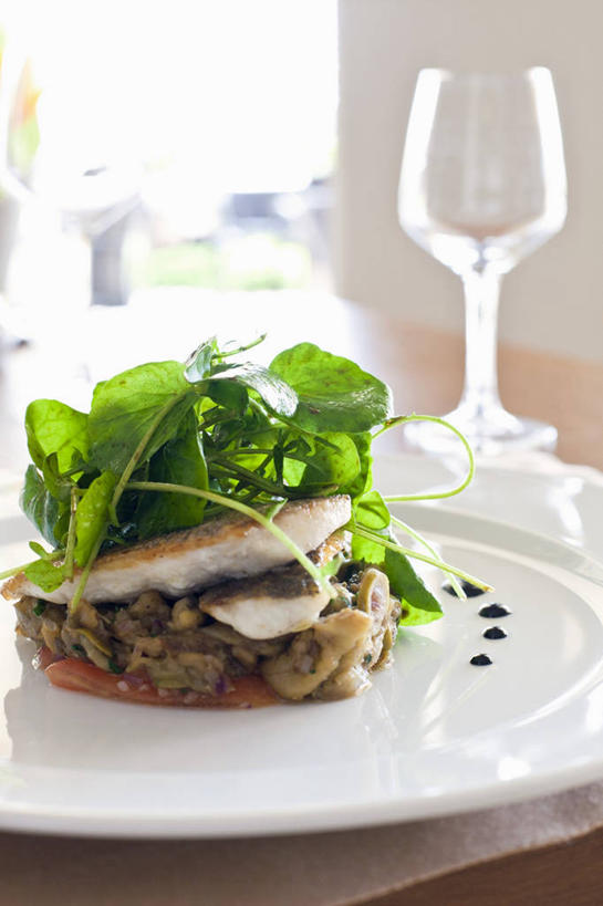 无人,竖图,室内,白天,正面,烹饪,西餐,餐桌,窗户,桌子,芹菜,蔬菜,杯子,餐具,朦胧,模糊,新鲜,鱼,碟子,高脚杯,盘,墙,肉,鱼肉,料理,食品,红酒杯,菜肴,美食,肉类,鱼类,玻璃窗,墙壁,墙面,玻璃制品,食物,白色,盘子,酒杯,碟,西式,佳肴,有机食品,绿色食品,餐台,鲈鱼,葡萄酒杯,肉食,豆瓣菜,根芹菜,根洋芹,球根塘蒿,花鲈,鲈板,鲈子鱼,水蔊菜,水田芥菜,水茼蒿,西洋菜,玻璃杯,药芹,水芹,旱芹,彩图