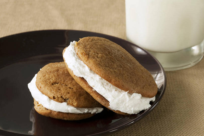 点心,牛奶,无人,横图,俯视,室内,特写,白天,桌面,桌子,杯子,餐具,阴影,反射,木制,碟子,盘,影子,食品,甜点,甜品,饮品,一杯,营养,玻璃制品,食物,糕点,饮料,黑色,盘子,木制品,水杯,碟,甜食,奶油,摄影,影棚,乳制品,奶,牛乳,安神,激凌,克林姆,淇淋,玻璃杯,彩图,高角度拍摄,影棚拍摄,拍摄,无比派