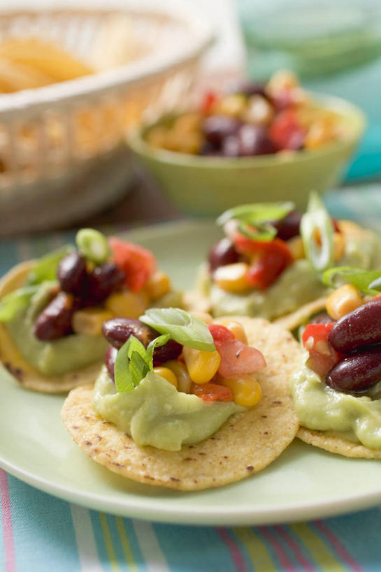 点心,无人,竖图,俯视,室内,特写,白天,烹饪,西餐,桌面,桌子,餐具,阴影,朦胧,模糊,反射,木制,碟子,盘,影子,陶瓷,玉米片,调料,酱料,酱汁,佐料,料理,食品,陶瓷制品,调味品,调味料,酱,辣酱,菜肴,美食,食物,盘子,木制品,容器,碟,碗,快餐,零食,酪梨,鳄梨,西式,摄影,佳肴,影棚,储藏,油梨,辣椒酱,储存,垃圾食品,樟梨,牛油果,彩图,高角度拍摄,影棚拍摄,拍摄,贮存