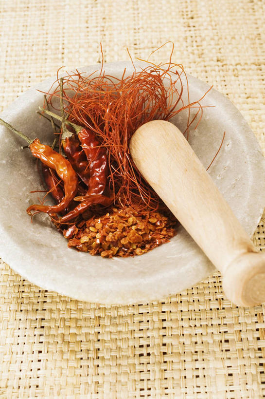 无人,竖图,俯视,室内,特写,白天,快乐,桌面,桌子,辣椒,蔬菜,阴影,新鲜,反射,木制,影子,食品,藏红花,食物,木制品,器皿,摄影,有机食品,绿色食品,影棚,保护,番红花,研磨,臼杵,辣角,红海椒,大椒,辣虎,广椒,研杵,西红花,研钵,臼,辣子,红辣椒,海椒,番椒,彩图,高角度拍摄,影棚拍摄,拍摄