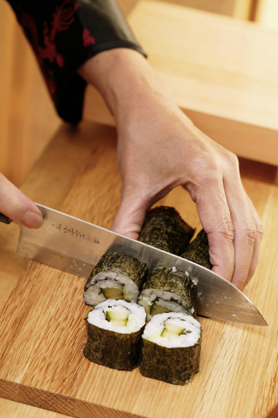 米饭,寿司,西方人,手,一个人,站,竖图,俯视,室内,特写,白天,烹饪,桌面,桌子,金属制品,欧洲,欧洲人,双手,仅一个年轻女性,仅一个女性,仅一个人,切开,握,服装,金属,木制,工具,日本料理,料理,食品,案板,刀具,紫菜,饭,拿,拿着,休闲装,菜肴,美食,砧板,食物,衣服,木制品,刀,日式料理,切,站着,休闲,日式,手部,休闲服,握着,服饰,佳肴,五谷,菜刀,醋饭,剖面,切面,切菜刀,四喜饭,加州卷,膜菜,索菜,坛紫菜,子菜,紫英,紫瑛,年轻女性,女人,女性,白种人,站立,半身,彩图,高角度拍摄