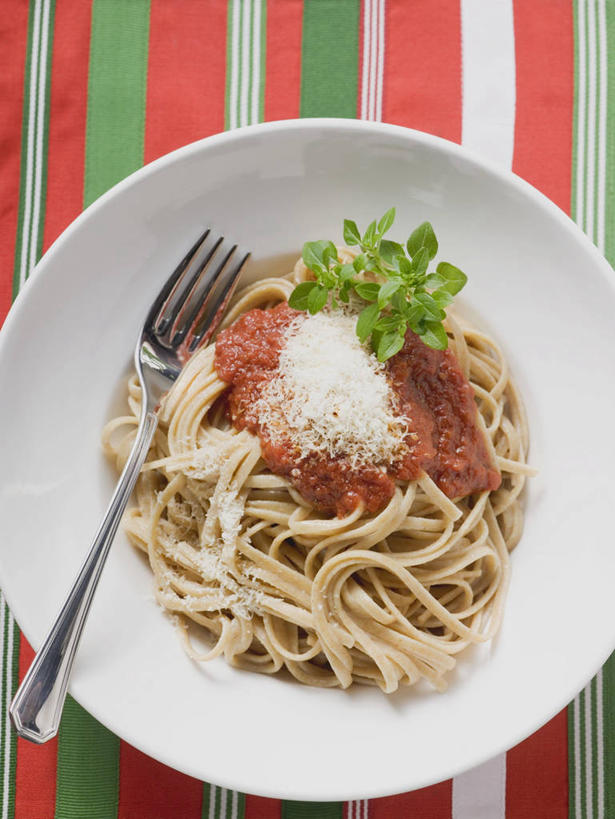 面食,面条,奶酪,意大利面,无人,竖图,俯视,室内,特写,白天,西餐,桌面,桌子,餐具,阴影,条纹,反射,木制,布料,叉子,影子,陶瓷,调料,酱料,酱汁,面,茄汁,佐料,干酪,起司,料理,食品,陶瓷制品,调味品,芝士,营养,调味料,布纹,番茄酱,酱,桌布,食物,一个,餐巾,木制品,容器,台布,碗,乳酪,西式,摄影,影棚,单个,储藏,乳制品,储存,发酵,餐叉,进餐用具,彩图,高角度拍摄,影棚拍摄,拍摄,贮存