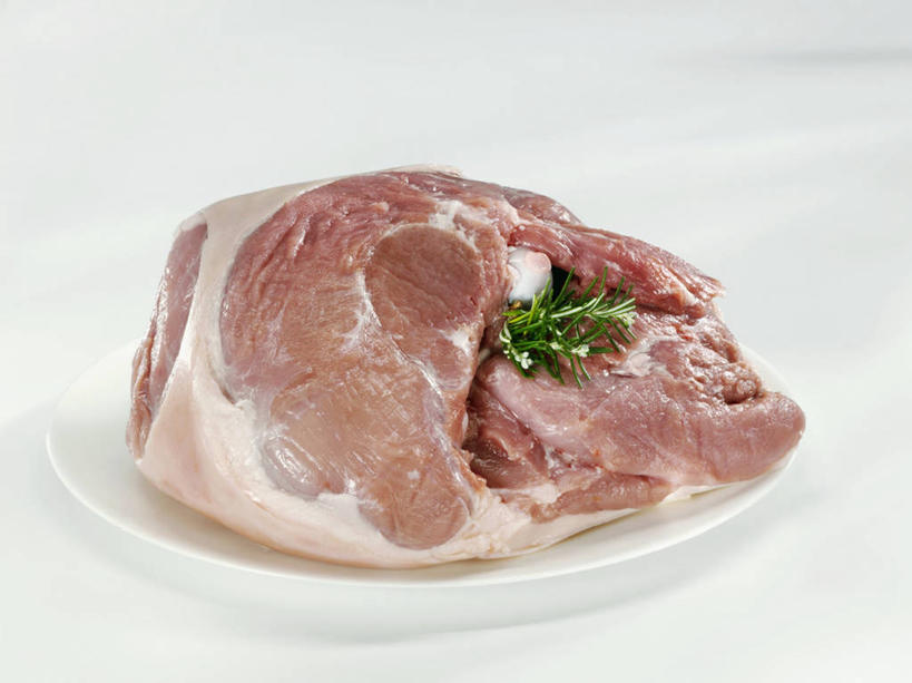 无人,横图,俯视,室内,特写,白天,白色背景,桌面,桌子,餐具,一块,阴影,反射,纹路,木制,碟子,盘,纹理,影子,肉,猪肉,肉类,盘子,木制品,碟,摄影,影棚,迷迭香,肉食,豚肉,肌理,海洋之露,彩图,高角度拍摄,影棚拍摄,拍摄