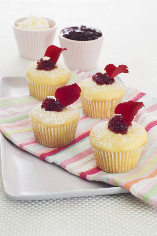 点心,无人,竖图,俯视,室内,特写,白天,白色背景,爱情,下午茶,幸福,纯洁,热情,玫瑰,杯子,餐具,阴影,朦胧,模糊,盛开,反射,碟子,盘,影子,陶瓷,食品,玫瑰花,陶瓷制品,浪漫,花蕾,花,花瓣,花朵,鲜花,食物,糕点,两个,盘子,马克杯,水杯,碟,果酱,花苞,花蕊,四个,温暖,温馨,恩爱,摄影,影棚,纸托,和睦,感动,尊敬,果子酱,纸杯蛋糕,纸托蛋糕,蛋糕托,蛋糕托纸,蛋糕纸托,天真,刺玫花,徘徊花,彩图,高角度拍摄,影棚拍摄,拍摄,融洽,蛋糕