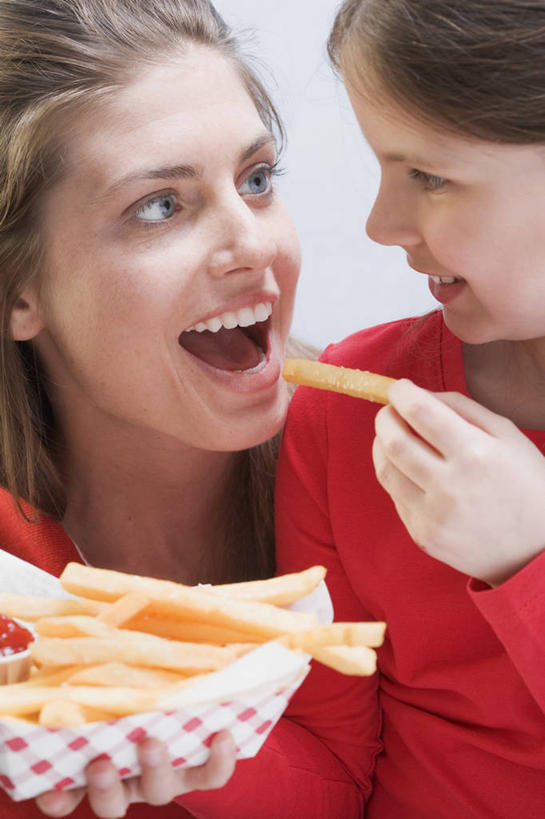 西方人,儿童,脸,头,脸颊,手,两个人,家庭,母亲,女儿,坐,笑,吃,微笑,露齿笑,竖图,室内,特写,白天,正面,烹饪,西餐,纯洁,餐桌,桌子,欧洲,欧洲人,握,服装,纸盒,墙,调料,酱料,酱汁,茄汁,佐料,料理,食品,调味品,拿,调味料,拿着,扭头,注视,休闲装,番茄酱,薯条,酱,菜肴,美食,肩膀,墙壁,墙面,盒子,食物,小孩,衣服,红色,白色,包装盒,快餐,观察,看,张嘴,转头,休闲,温暖,温馨,母女,一家人,手部,休闲服,可爱,母爱,童年,童趣,西式,握着,服饰,佳肴,餐台,观看,单手,和睦,察看,关注,张大嘴巴,童真,西式快餐,垃圾食品,烂漫,无邪,天真,年轻女性,女孩,女人,女性,白种人,孩子,年轻人,头部,脸部,脸蛋,面部,张开嘴,嚼,食,坐着,半身,彩图,融洽,女生