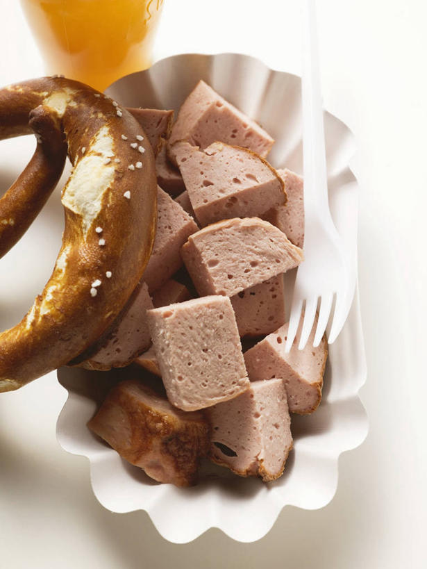 点心,果汁,无人,竖图,俯视,室内,特写,白天,白色背景,桌面,桌子,柑橘,杯子,餐具,阴影,反射,木制,碟子,盘,影子,肉,橙汁,食品,面点,饮品,火腿,猪肉,肉类,玻璃制品,食物,腌制,糕点,饮料,盘子,木制品,水杯,碟,饼干,零食,摄影,影棚,可口,肉食,豚肉,适口,熏制,火肉,兰熏,猪腿,椒盐卷饼,玻璃杯,橘子,桔子,橙子,橙,彩图,高角度拍摄,影棚拍摄,拍摄