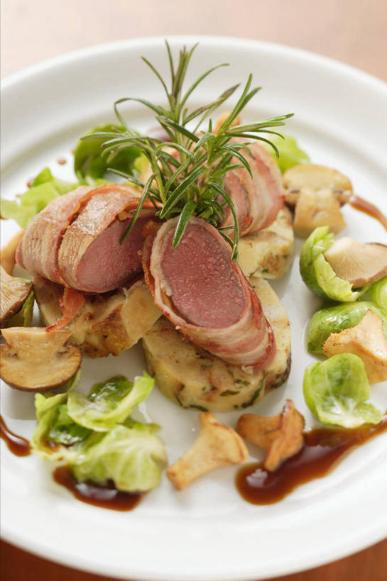 无人,竖图,俯视,室内,特写,白天,烹饪,西餐,桌面,桌子,蔬菜,椰菜,卷心菜,餐具,阴影,黄色背景,朦胧,模糊,新鲜,反射,木制,碟子,盘,影子,菌菇,蘑菇,肉,料理,食品,菌类,菜肴,美食,肉类,食物,盘子,木制品,碟,甘蓝,食用菌,西式,摄影,佳肴,有机食品,绿色食品,抱子甘蓝,芽甘蓝,影棚,肉食,鹿肉,球芽甘蓝,子持甘蓝,结球甘蓝,甘兰,包心菜,彩图,高角度拍摄,影棚拍摄,拍摄