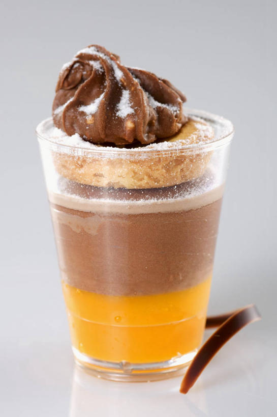 点心,无人,竖图,俯视,室内,特写,白天,桌面,桌子,杯子,阴影,灰色背景,反射,木制,影子,食品,糖,糖果,坚果,甜点,甜品,果实,曲奇,玻璃制品,食物,糕点,一个,木制品,水杯,饼干,甜食,干果,零食,奶油,巧克力,摄影,影棚,单个,朱古力,乳制品,榛子,曲奇饼,曲奇饼干,激凌,克林姆,淇淋,山板栗,玻璃杯,彩图,高角度拍摄,影棚拍摄,拍摄