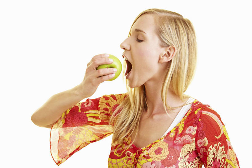 西方人,一个人,站,闭眼,吃,横图,室内,白天,白色背景,正面,苹果,水果,欧洲,欧洲人,仅一个年轻女性,仅一个女性,仅一个人,握,服装,新鲜,生食,食品,果实,拿,拿着,休闲装,食物,一个,衣服,红色,青苹果,站着,张嘴,休闲,休闲服,握着,摄影,服饰,有机食品,绿色食品,影棚,单个,张大嘴巴,年轻女性,女人,女性,白种人,张开嘴,闭眼睛,闭着眼,闭着眼睛,嚼,食,站立,半身,彩图,影棚拍摄,拍摄