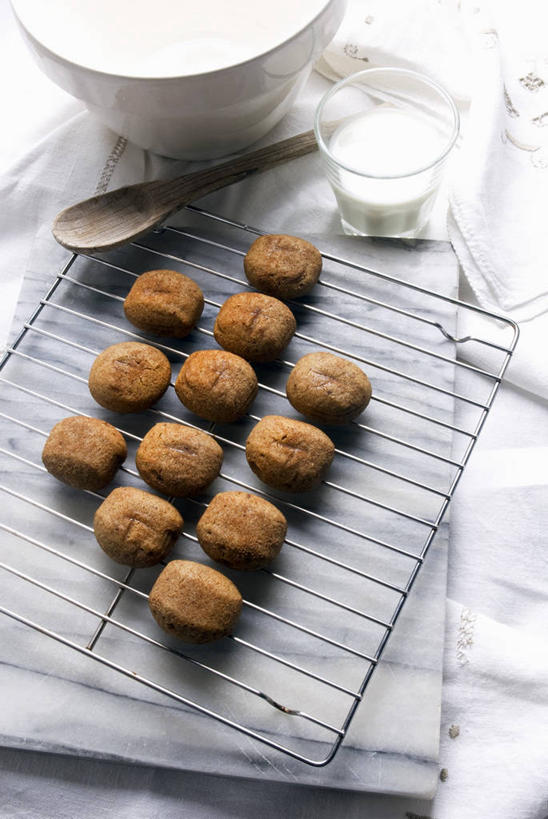 点心,牛奶,无人,竖图,俯视,室内,特写,白天,桌面,桌子,阴影,反射,木制,布料,影子,勺子,陶瓷,食品,甜点,甜品,陶瓷制品,饮品,营养,布纹,桌布,食物,糕点,饮料,餐巾,木制品,容器,调羹,台布,汤匙,碗,甜食,摄影,影棚,储藏,乳制品,奶,牛乳,储存,安神,彩图,高角度拍摄,影棚拍摄,拍摄,贮存