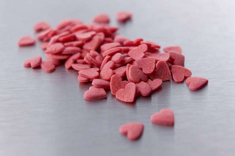 无人,横图,俯视,室内,特写,白天,爱情,桌面,桌子,一堆,许多,阴影,堆叠,堆积,灰色背景,爱心,反射,木制,影子,食品,糖,糖果,甜点,甜品,浪漫,食物,红色,木制品,甜食,温暖,温馨,心形,恩爱,摄影,影棚,堆,和睦,硬糖,心型,彩图,高角度拍摄,影棚拍摄,拍摄,融洽