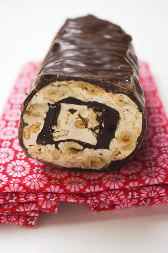 点心,无人,竖图,俯视,室内,特写,白天,白色背景,下午茶,桌面,桌子,阴影,朦胧,模糊,反射,纹路,木制,纹理,影子,食品,糖,糖果,甜点,食物,糕点,红色,餐巾,木制品,甜食,巧克力,摄影,影棚,朱古力,蛋糕卷,海绵蛋糕,瑞士卷,肌理,戚风蛋糕,保洁方巾,口布,彩图,高角度拍摄,影棚拍摄,拍摄,蛋糕