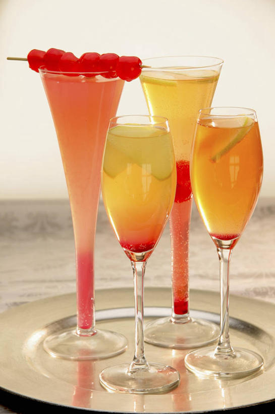 无人,竖图,俯视,室内,特写,白天,桌面,桌子,浆果,杯子,餐具,水果,阴影,新鲜,反射,木制,碟子,高脚杯,盘,影子,灯笼果,生食,食品,果实,酒类,文化,玻璃制品,酒,食物,饮料,盘子,酒杯,木制品,碟,鸡尾酒,调酒,摄影,有机食品,绿色食品,影棚,创造,想象,红醋栗,鸡尾酒杯,玻璃杯,醋栗,彩图,高角度拍摄,影棚拍摄,拍摄