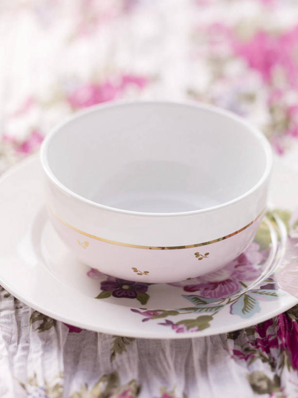 竖图,室内,特写,白天,正面,桌面,桌子,静物,杯子,餐具,阴影,朦胧,模糊,盛开,反射,木制,瓷器,碟子,盘,影子,咖啡杯,陶瓷制品,一杯,花蕾,花,花瓣,花朵,鲜花,盘子,木制品,碟,花苞,花蕊,瓷杯,半身,彩图