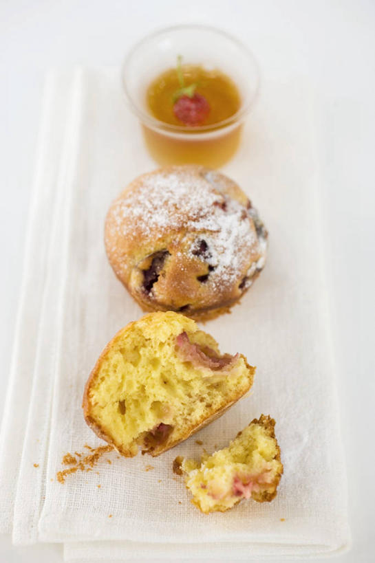 点心,蜂蜜,无人,竖图,俯视,室内,特写,白天,白色背景,下午茶,餐桌,桌子,杯子,餐具,阴影,朦胧,模糊,反射,碟子,盘,影子,食品,松饼,玻璃制品,食物,糕点,盘子,水杯,碟,摄影,影棚,餐台,花蜜,止痛,解毒,玛芬蛋糕,冬酿,石蜜,玻璃杯,彩图,高角度拍摄,影棚拍摄,拍摄,草莓松饼