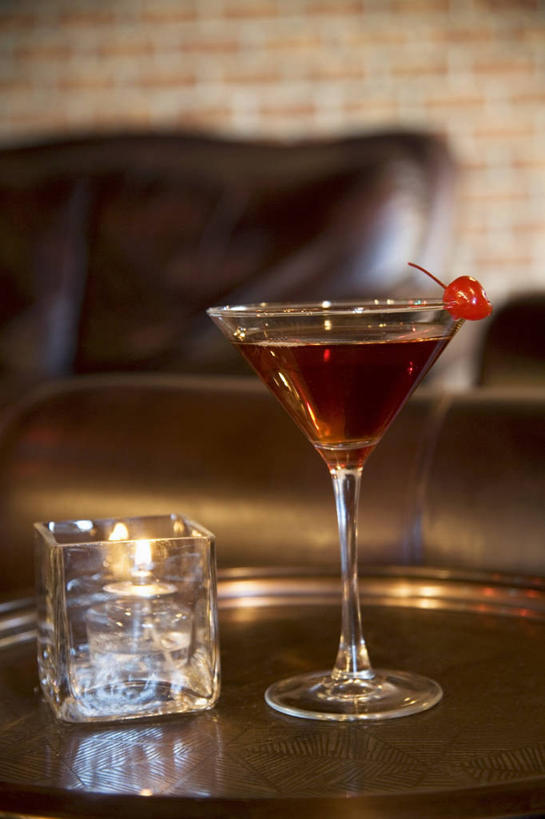 无人,客厅,竖图,室内,白天,正面,沙发,桌面,桌子,樱桃,杯子,蜡烛,水果,阴影,朦胧,模糊,新鲜,光线,木制,高脚杯,火焰,影子,烛光,墙,生食,食品,果实,酒类,燃烧,文化,墙壁,墙面,玻璃制品,酒,食物,饮料,酒杯,木制品,鸡尾酒,点燃,调酒,有机食品,绿色食品,创造,起居室,想象,鸡尾酒杯,客堂,曼哈顿酒,玻璃杯,樱珠,莺桃,英桃,楔桃,牛桃,荆桃,彩图,皮沙发