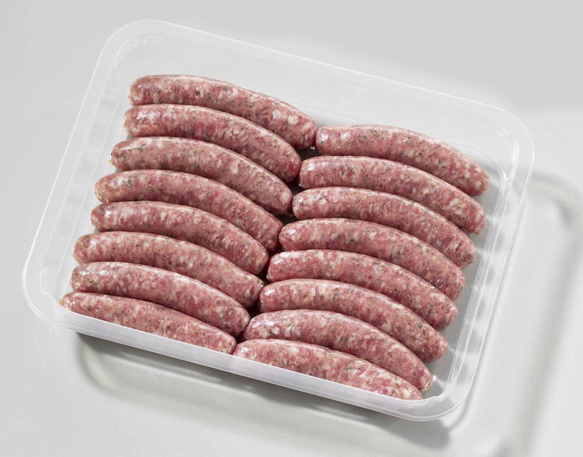 无人,横图,俯视,室内,特写,白天,白色背景,桌面,桌子,一排,许多,阴影,整齐,并列,并排,反射,木制,影子,塑料,肉,香肠,腊肠,很多,猪肉,肉类,盒子,排列,一个,木制品,容器,塑料制品,摄影,影棚,单个,储藏,储存,队列,平行,肉食,豚肉,彩图,高角度拍摄,影棚拍摄,拍摄,贮存