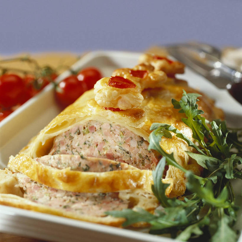 点心,无人,横图,俯视,室内,特写,白天,餐桌,桌子,蔬菜,西红柿,小番茄,餐具,叶子,阴影,朦胧,模糊,新鲜,反射,碟子,盘,影子,鸡肉,肉,食品,面点,绿叶,火鸡,馅饼,火腿,猪肉,肉类,食物,腌制,糕点,一个,盘子,碟,嫩叶,有机食品,绿色食品,单个,餐台,肉食,豚肉,熏制,火肉,兰熏,猪腿,小西红柿,樱桃小番茄,珍珠小番茄,叶,叶片,樱桃番茄,圣女果,番茄,彩图,高角度拍摄,鸡肉馅饼