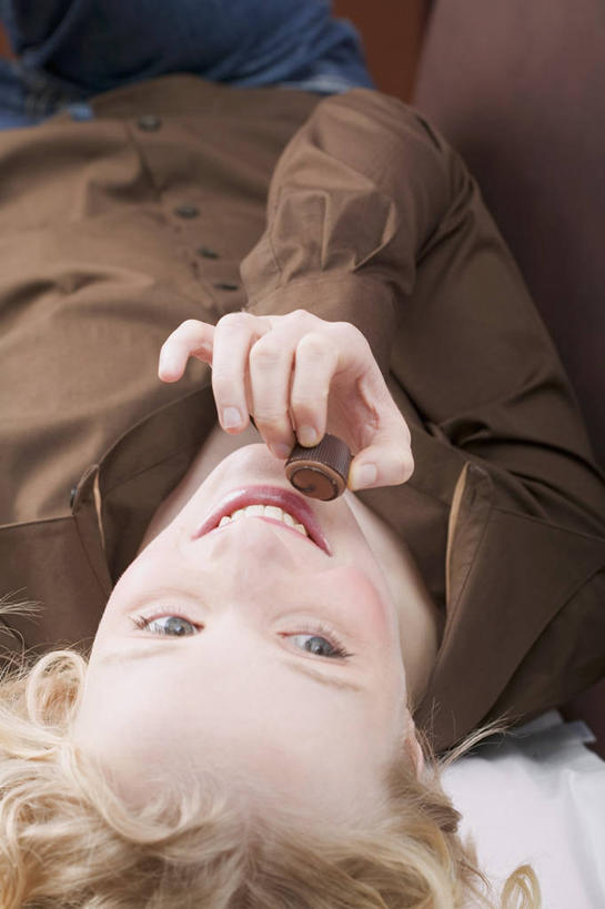 西方人,一个人,躺,笑,吃,微笑,露齿笑,竖图,俯视,室内,白天,欧洲,欧洲人,仅一个年轻女性,仅一个女性,仅一个人,握,服装,食品,糖,糖果,甜点,甜品,拿,拿着,注视,休闲装,食物,衣服,甜食,巧克力,观察,看,休闲,休闲服,握着,服饰,观看,朱古力,黑巧克力,察看,关注,卧着,年轻女性,女人,女性,白种人,嚼,食,躺着,卧,半身,彩图,高角度拍摄