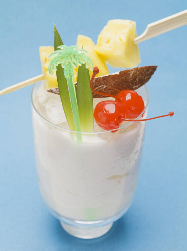 果汁,无人,竖图,俯视,室内,特写,白天,餐桌,桌子,菠萝,樱桃,杯子,水果,阴影,蓝色背景,新鲜,反射,影子,生食,食品,果实,饮品,一杯,玻璃制品,食物,饮料,一个,红色,水杯,摄影,有机食品,绿色食品,影棚,单个,餐台,可口,适口,玻璃杯,樱珠,莺桃,英桃,楔桃,牛桃,荆桃,凤梨,彩图,高角度拍摄,影棚拍摄,拍摄