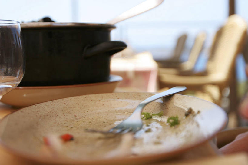 无人,横图,俯视,室内,特写,白天,烹饪,餐桌,桌子,杯子,餐具,厨具,椅子,阴影,朦胧,模糊,反射,叉子,碟子,炖锅,高脚杯,锅子,盘,影子,陶瓷,木椅,陶瓷制品,红酒杯,锅,玻璃制品,盘子,酒杯,碟,肮脏,餐台,锅具,葡萄酒杯,烹饪用具,餐叉,邋遢,龌龊,污秽,玻璃杯,进餐用具,烹调用具,烹调,彩图,高角度拍摄