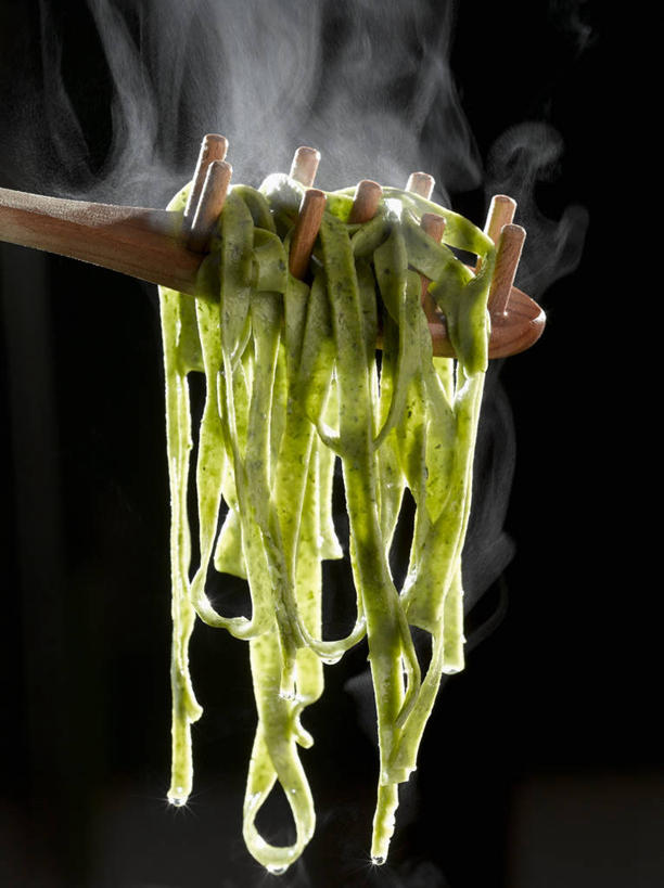 面食,面条,意大利面,无人,竖图,室内,特写,白天,正面,西餐,雾,阴影,沸腾,黑色背景,反射,木制,蒸汽,影子,勺子,面,料理,食品,水蒸气,食物,绿色,木制品,调羹,汤匙,西式,摄影,影棚,蒸发,彩图,影棚拍摄,拍摄