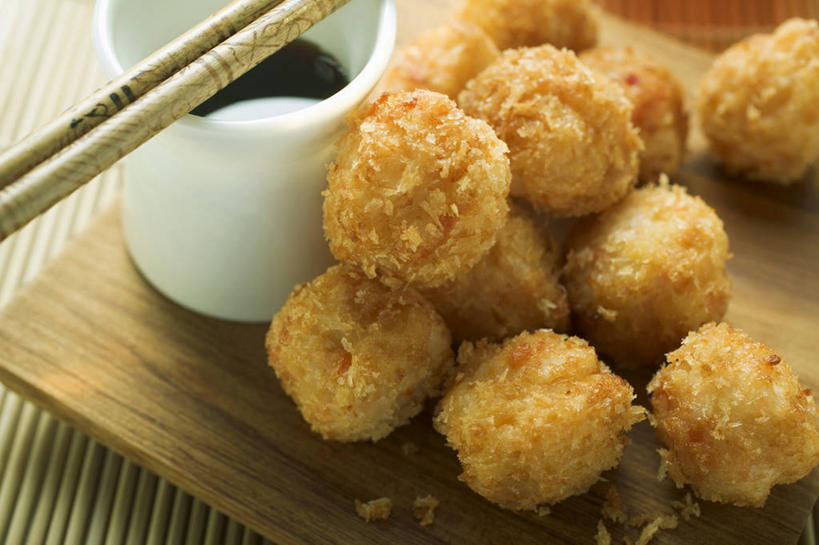 无人,横图,俯视,室内,特写,白天,烹饪,桌面,桌子,餐具,阴影,朦胧,模糊,反射,木制,碟子,盘,影子,陶瓷,调料,酱料,酱汁,虾,油炸,炸虾,佐料,料理,食品,陶瓷制品,调味品,调味料,酱,菜肴,美食,食物,盘子,木制品,容器,碟,碗,佳肴,储藏,储存,干辣椒,虾球,海鲜酱,虾酱,彩图,高角度拍摄,炸虾球,贮存