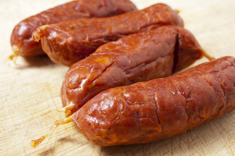 无人,横图,俯视,室内,特写,白天,桌面,桌子,一排,阴影,整齐,反射,纹路,木制,纹理,影子,香肠,腊肠,四根,排列,红色,木制品,队列,肌理,彩图,高角度拍摄