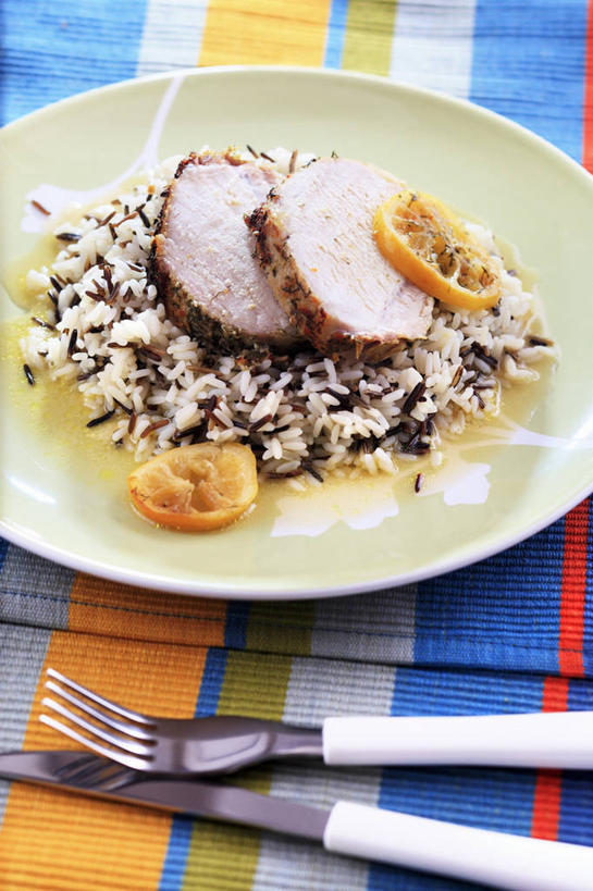 无人,竖图,俯视,室内,特写,白天,烧烤,桌面,桌子,餐具,阴影,反射,木制,布料,叉子,刀叉,刀子,碟子,盘,影子,肉,布纹,猪肉,肉类,桌布,盘子,餐巾,木制品,碟,台布,果酱,餐刀,肉食,餐叉,豚肉,果子酱,进餐用具,彩图,高角度拍摄,柠檬酱