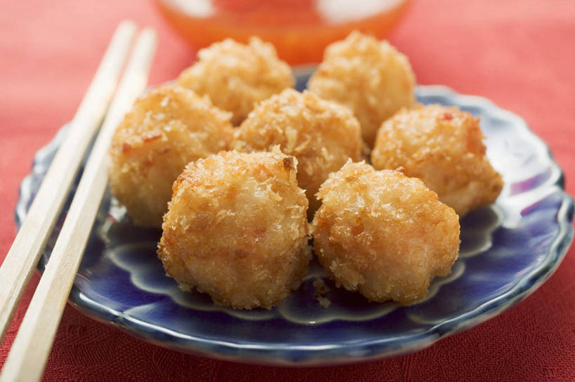 无人,横图,俯视,室内,特写,白天,烹饪,筷子,桌面,桌子,餐具,一双,阴影,朦胧,模糊,反射,木制,碟子,盘,影子,虾,油炸,炸虾,料理,食品,文化,传统,菜肴,美食,食物,红色,盘子,木制品,碟,佳肴,礼节,礼仪,虾球,进餐用具,彩图,高角度拍摄,炸虾球
