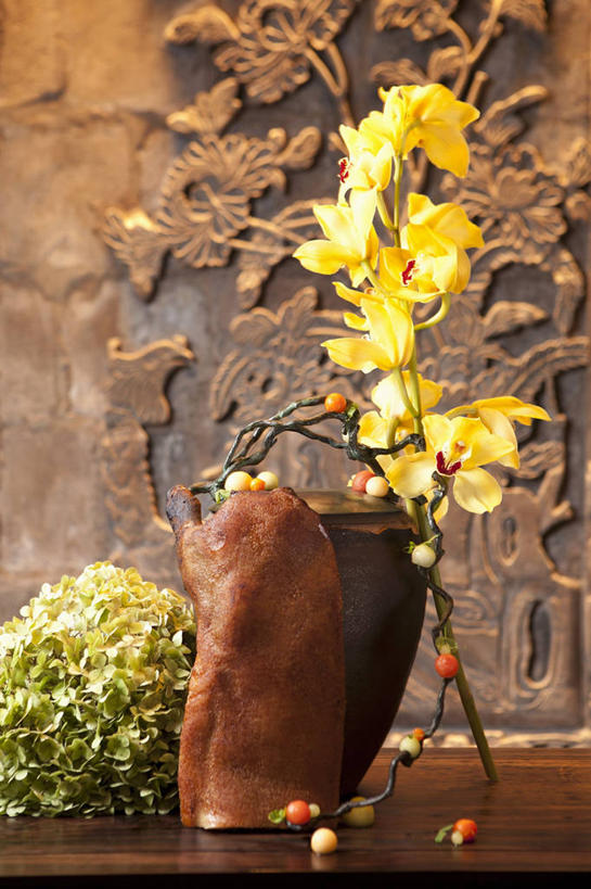 无人,竖图,室内,特写,白天,正面,烹饪,中餐,桌面,桌子,蔬菜,阴影,新鲜,盛开,反射,木制,影子,肉,料理,食品,花蕾,猪肉,菜肴,美食,肉类,花,花瓣,花朵,鲜花,食物,木制品,花苞,花蕊,中式,佳肴,有机食品,绿色食品,肉食,豚肉,烤乳猪,广东菜,粤菜,彩图