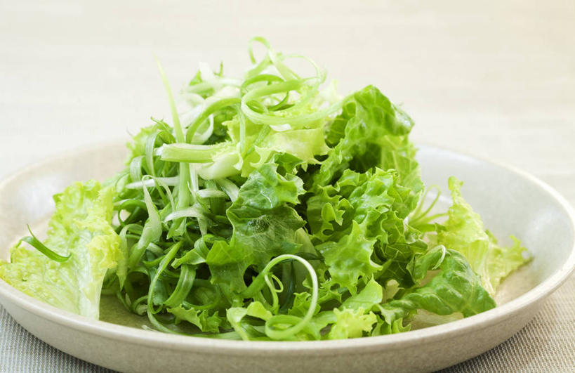 无人,横图,俯视,室内,特写,白天,植物,桌面,桌子,蔬菜,叶子,阴影,新鲜,反射,木制,纹理,影子,陶瓷,生菜,莴苣,生食,蔬菜沙拉,沙拉,食品,绿叶,陶瓷制品,色拉,沙律,食物,一个,绿色,木制品,容器,碗,嫩叶,有机食品,绿色食品,单个,色拉酱,储藏,储存,千岛酱,肌理,春菜,鹅仔菜,莴仔菜,千金菜,叶用莴苣,叶,叶片,叶脉,彩图,高角度拍摄,贮存