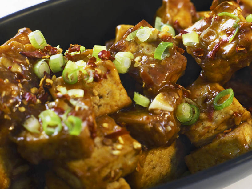 豆腐,无人,横图,俯视,室内,特写,白天,烹饪,中餐,餐桌,桌子,蔬菜,一堆,阴影,堆叠,堆积,新鲜,反射,影子,陶瓷,葱,青葱,料理,食品,陶瓷制品,麻婆豆腐,菜肴,美食,食物,一个,容器,碗,中式,佳肴,有机食品,绿色食品,单个,餐台,储藏,堆,豆制品,储存,川菜,四川菜,彩图,高角度拍摄,贮存