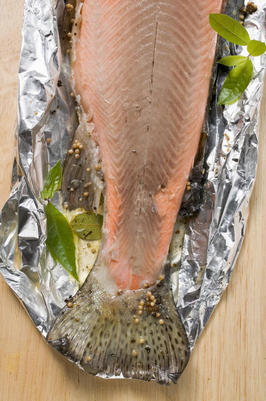 海鲜,三文鱼,生鱼片,无人,竖图,俯视,室内,特写,白天,餐桌,桌子,鲑鱼,叶子,阴影,反射,鱼,包装,包装纸,铝箔纸,锡箔纸,影子,纸,肉,鱼肉,鱼片,绿叶,纸张,水产,肉类,鱼类,海洋生物,嫩叶,餐台,大马哈鱼,包装材料,水生动物,海产品,水生物,肉食,锡箔,海底动物,铝箔,撒蒙鱼,萨门鱼,冰海之皇,鲑,马哈鱼,麻哈鱼,大麻哈鱼,沙西米,叶,叶片,彩图,高角度拍摄,刺身