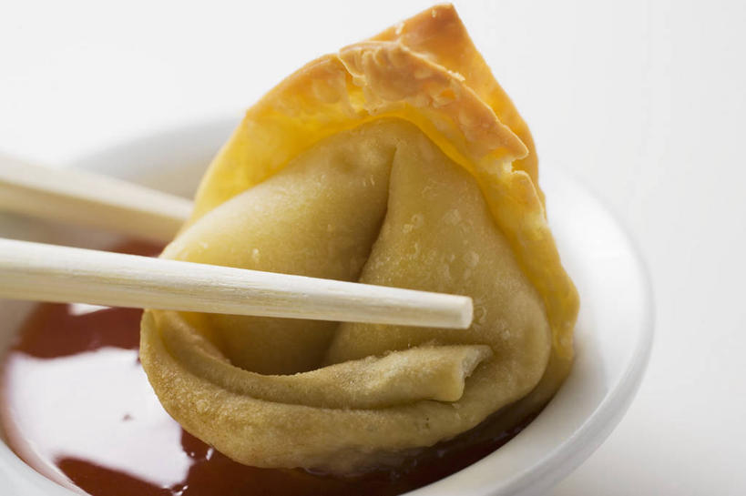 点心,馄饨,面食,无人,横图,俯视,室内,特写,白天,白色背景,餐桌,筷子,桌子,餐具,一双,阴影,朦胧,模糊,反射,碟子,盘,影子,调料,酱料,酱汁,油炸,佐料,料理,食品,面点,调味品,调味料,文化,传统,酱,辣酱,美食,食物,一个,白色,盘子,碟,中式,摄影,影棚,单个,餐台,礼节,辣椒酱,礼仪,扁肉,进餐用具,彩图,高角度拍摄,影棚拍摄,拍摄,炸馄饨