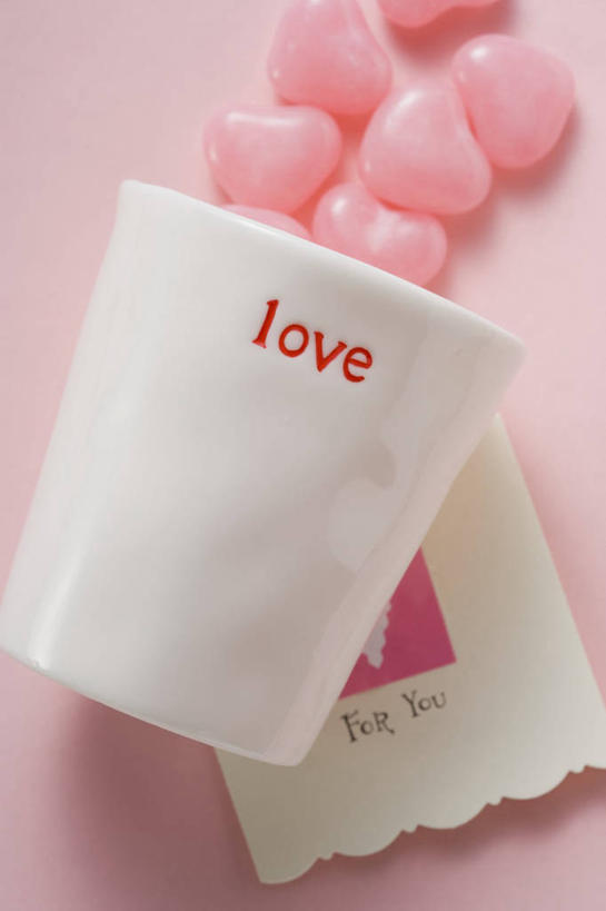 无人,竖图,俯视,室内,特写,白天,餐桌,桌子,许多,阴影,粉色背景,反射,英文,标志,文字,影子,字符,字母,食品,糖,糖果,甜点,甜品,软糖,标识,食物,粉色,甜食,摄影,影棚,餐台,信件,英文字母,函件,彩图,高角度拍摄,影棚拍摄,拍摄