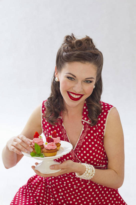 点心,西方人,一个人,坐,捧,笑,微笑,露齿笑,竖图,室内,白天,正面,裙子,下午茶,欧洲,欧洲人,仅一个年轻女性,仅一个女性,仅一个人,灰色背景,连衣裙,装饰,陶瓷,食品,陶瓷制品,指甲油,注视,松饼,装饰品,食物,糕点,一个,容器,饰品,手链,首饰,碗,观察,看,摄影,手镯,影棚,单个,观看,储藏,华丽,修饰,点缀,察看,储存,关注,镯子,衬托,美观,雅致,雅观,玛芬蛋糕,年轻女性,女人,女性,白种人,端,端着,捧着,手捧,坐着,半身,彩图,影棚拍摄,拍摄,草莓松饼,贮存