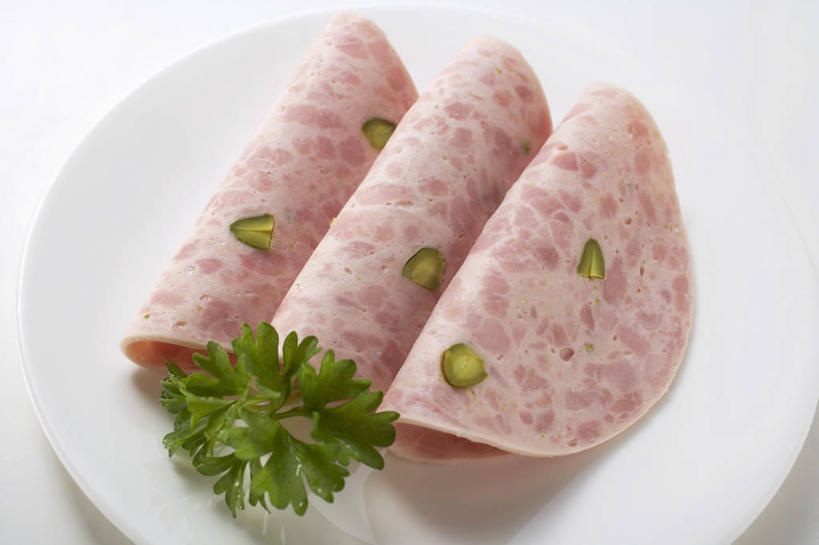 无人,横图,俯视,室内,特写,白天,白色背景,芹菜,蔬菜,餐具,一排,阴影,新鲜,整齐,反射,碟子,盘,影子,香肠,食品,腊肠,三片,食物,排列,盘子,碟,摄影,有机食品,绿色食品,荷兰芹,欧芹,香芹,影棚,队列,法香,巴西利,洋香菜,洋芫荽,法国香菜,旱芹菜,番荽,彩图,高角度拍摄,影棚拍摄,拍摄